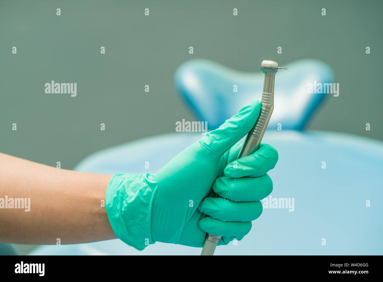 Zahnarzt Hand zahnmedizinische Werkzeug Mundhöhle zu reinigen, Zahnstein bohren Stockfoto