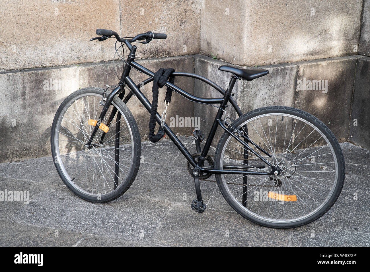 Schwarz Fahrrad auf der Straße von Santiago de Compostela, Spanien geparkt gesperrt. Stockfoto