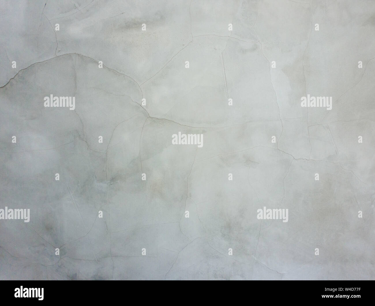 Abstrakte Fläche aus glatten, grauen Putz an der Wand mit Risse und Kratzer. Alte grungy, verwitterte Baustruktur, dreckige Textur. Stockfoto