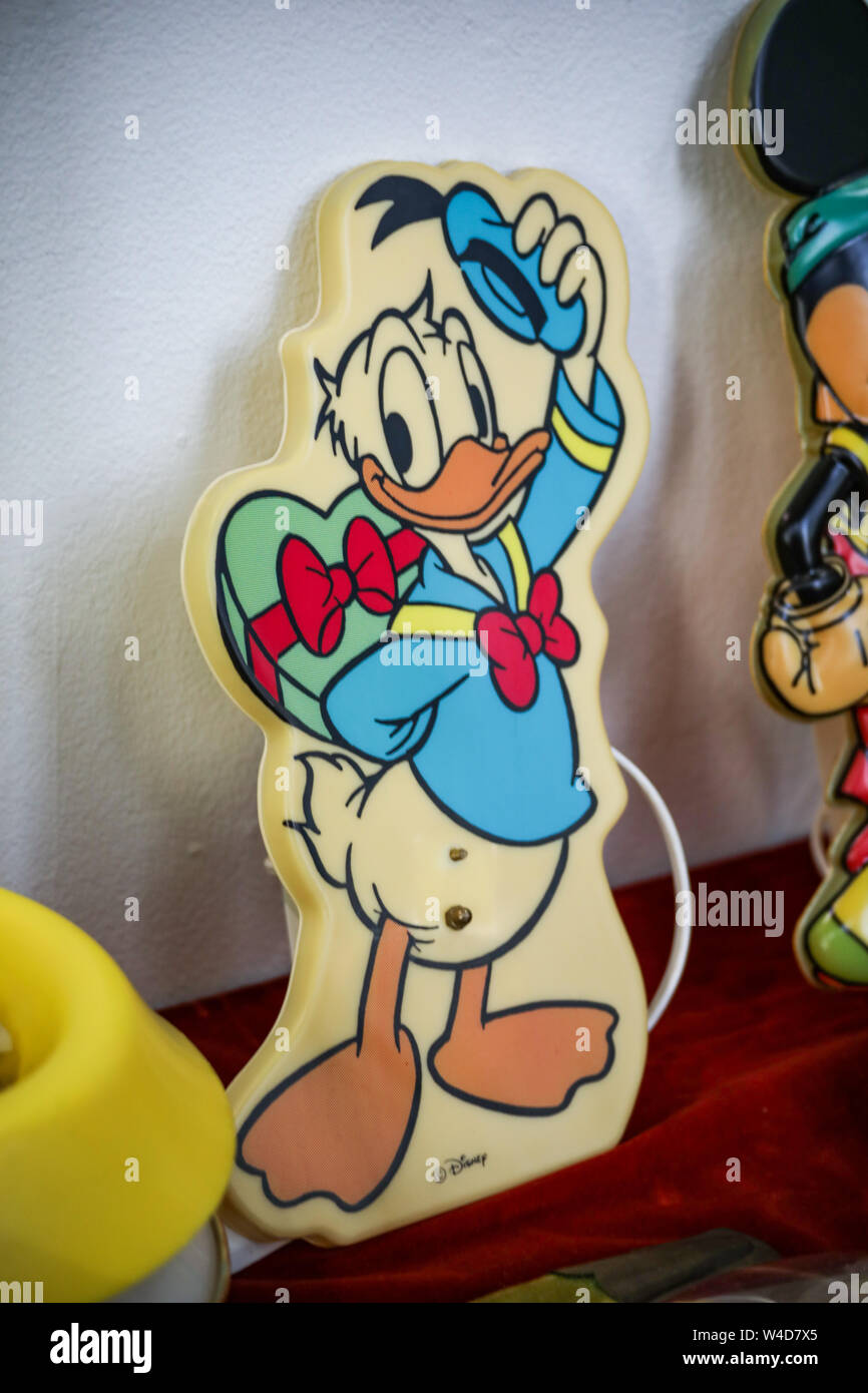 Vintage Kunststoff Donald Duck Lampenschirm an Retro und Vintage Design Expo in Helsinki, Finnland Stockfoto