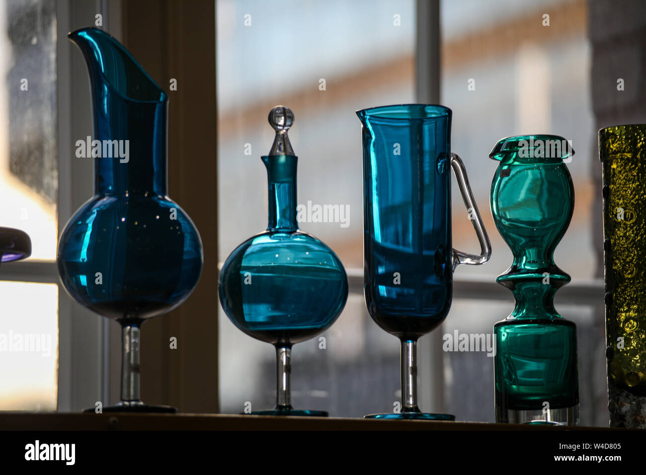 Blaues Glas Ewers und grünem Glas Vasen an Retro und Vintage Design Expo in Helsinki, Finnland Stockfoto