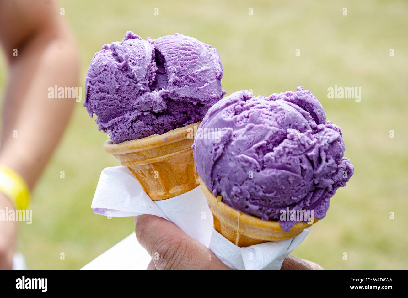 Zwei Kegel Ube flavored Ice Cream, einer philippinischen behandeln. Stockfoto