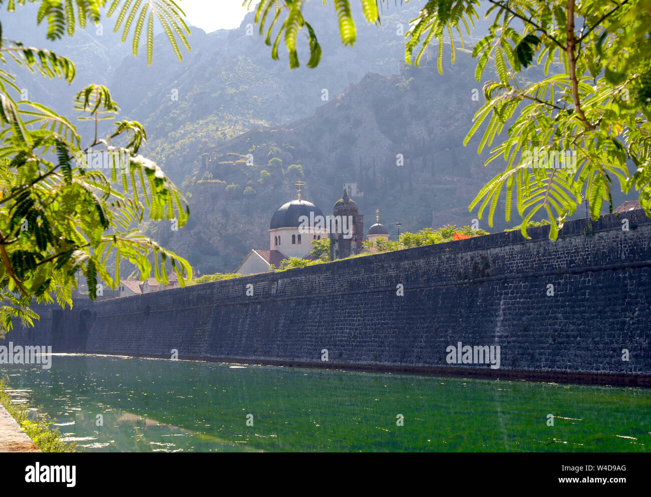 Zitadelle Wand- und Kirche Dome in Kotor, Montenegro Stockfoto