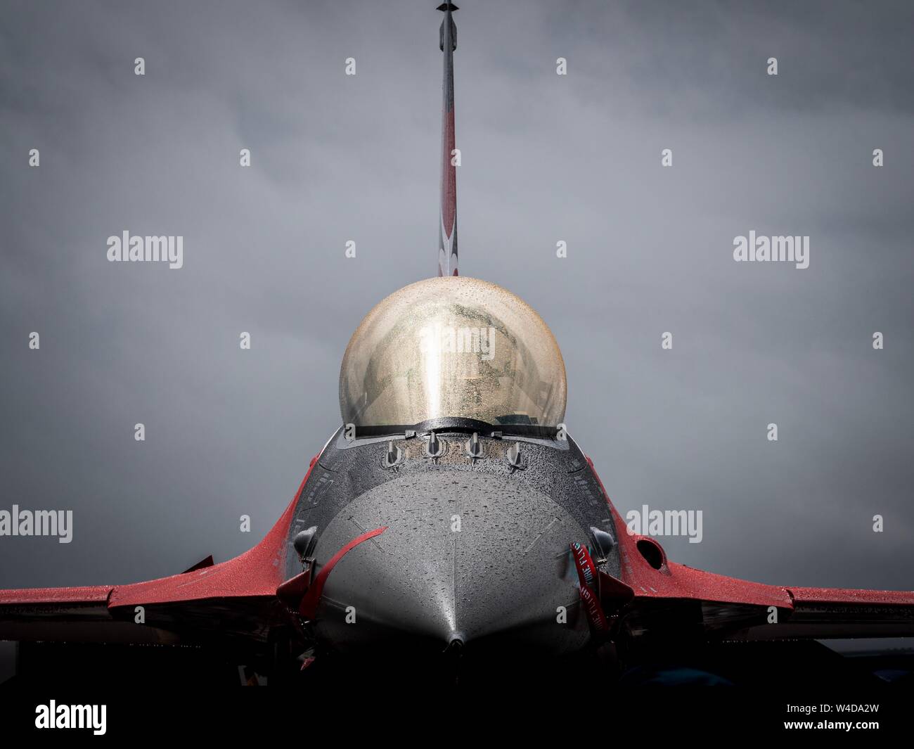 Die goldenen Cockpit einer F-16 im Regen an der Royal International Air Tattoo in Fairford, England Stockfoto