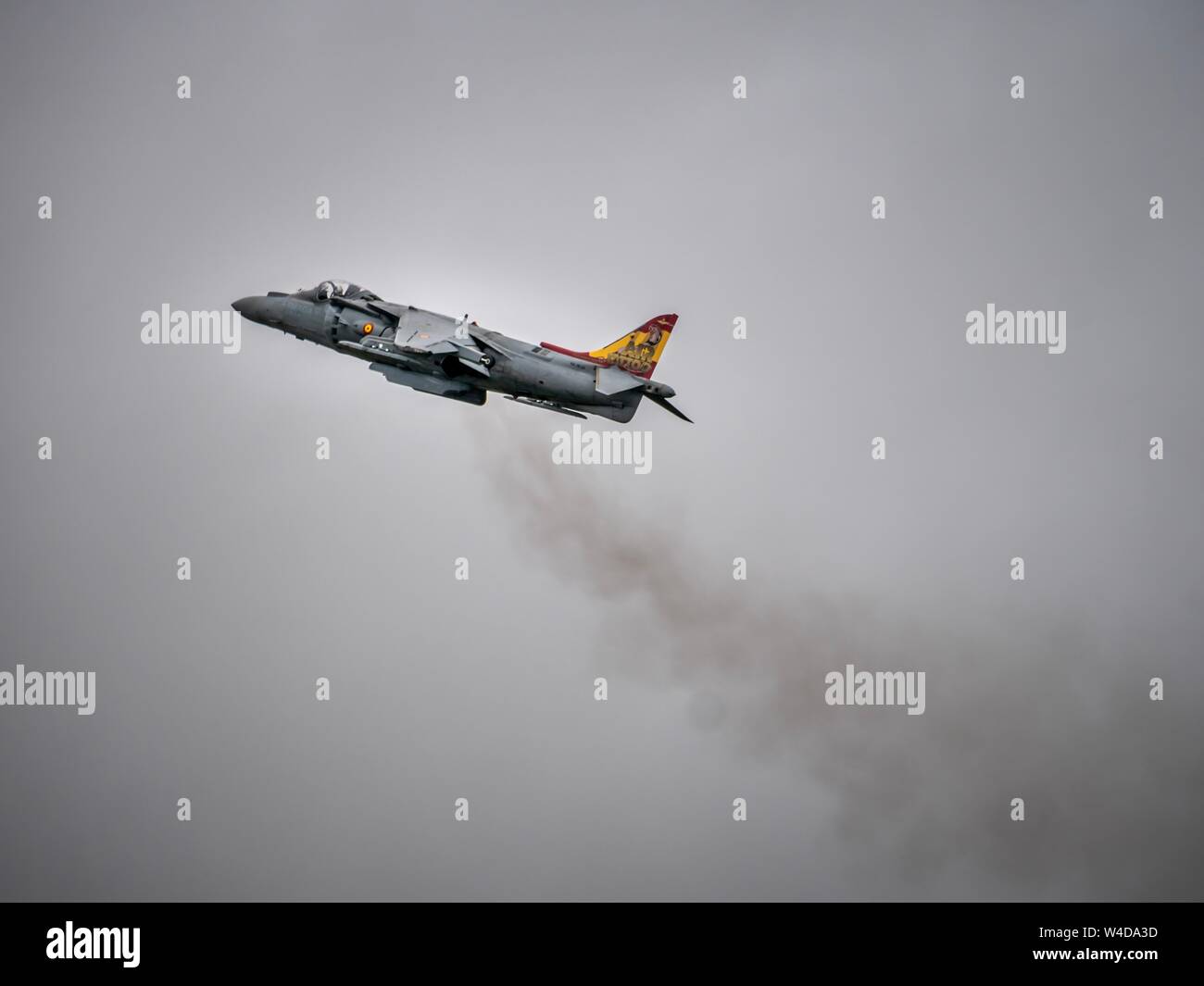 Eine spanische Harrier jump Jet bei einem Vorbeiflug an der Royal International Air Tattoo in Fairford in Großbritannien an einem bewölkten Tag Stockfoto