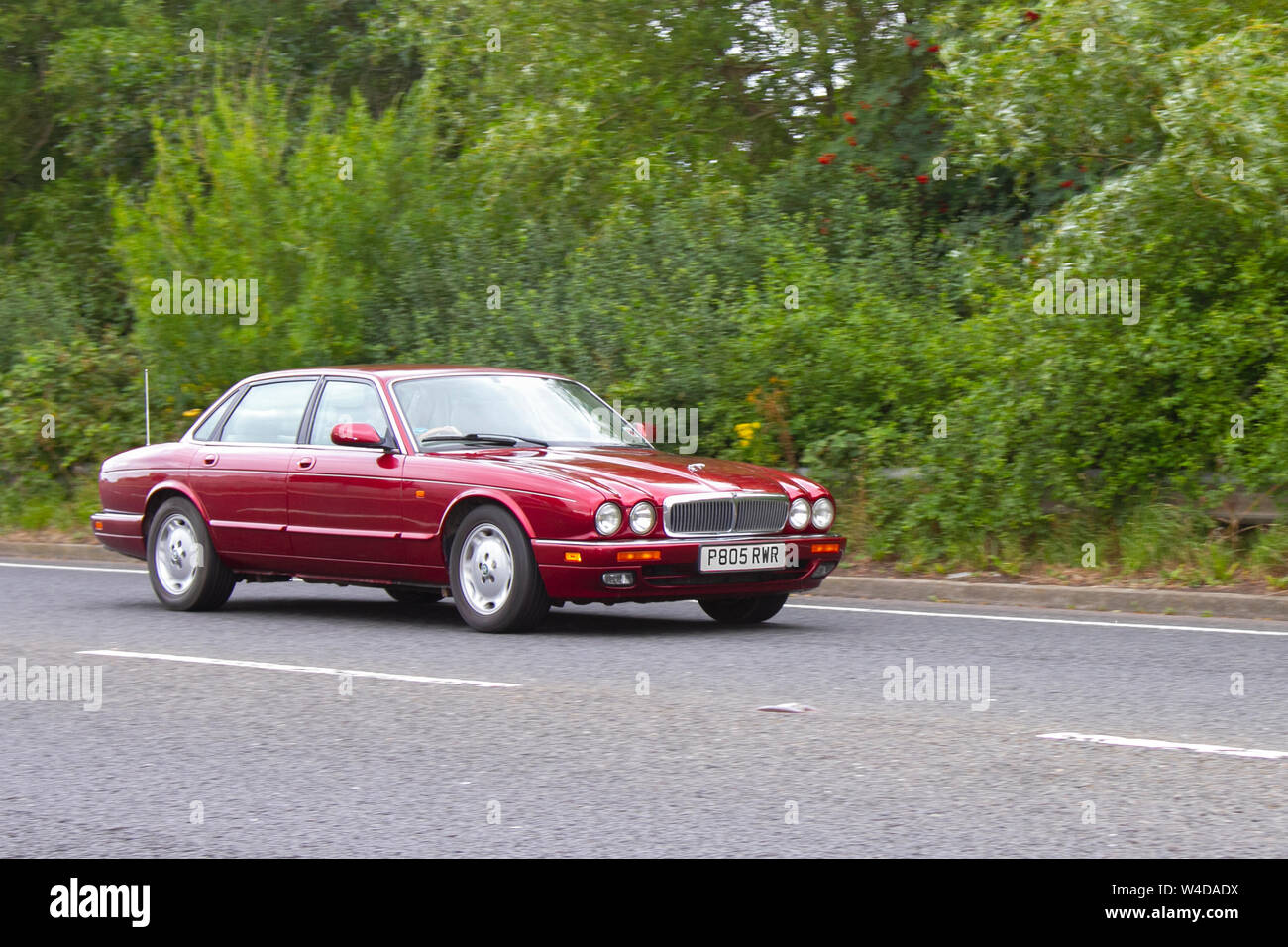 Rote Jaguar XJ6 4-Türer-Luxuslimousine aus den 1996 90er Jahren. Stockfoto