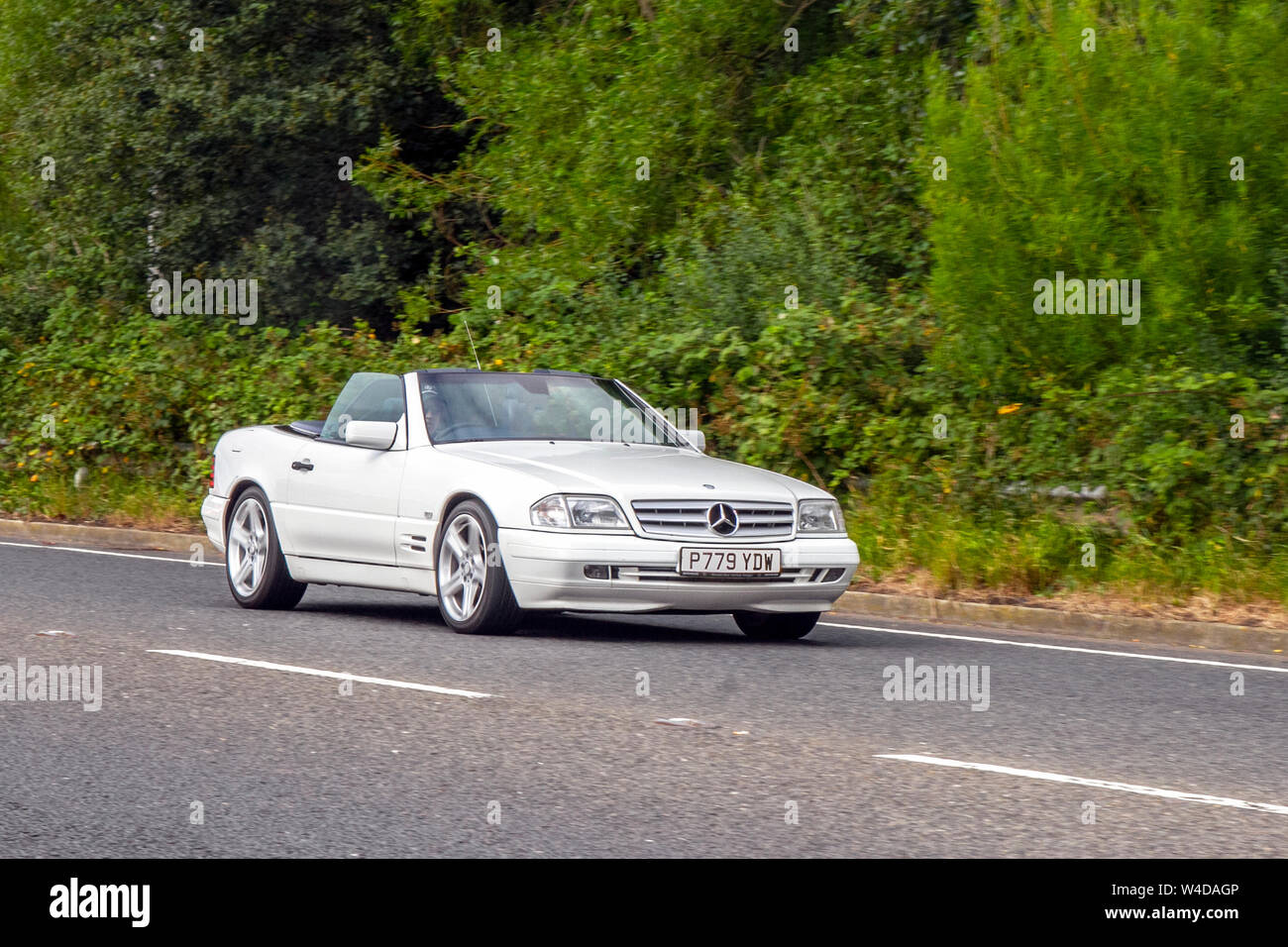 1996 90s weißer Mercedes SL 280 Auto; ein Festival des Verkehrs fand in der Küstenstadt Fleetwood, Lancashire, Großbritannien, statt Stockfoto