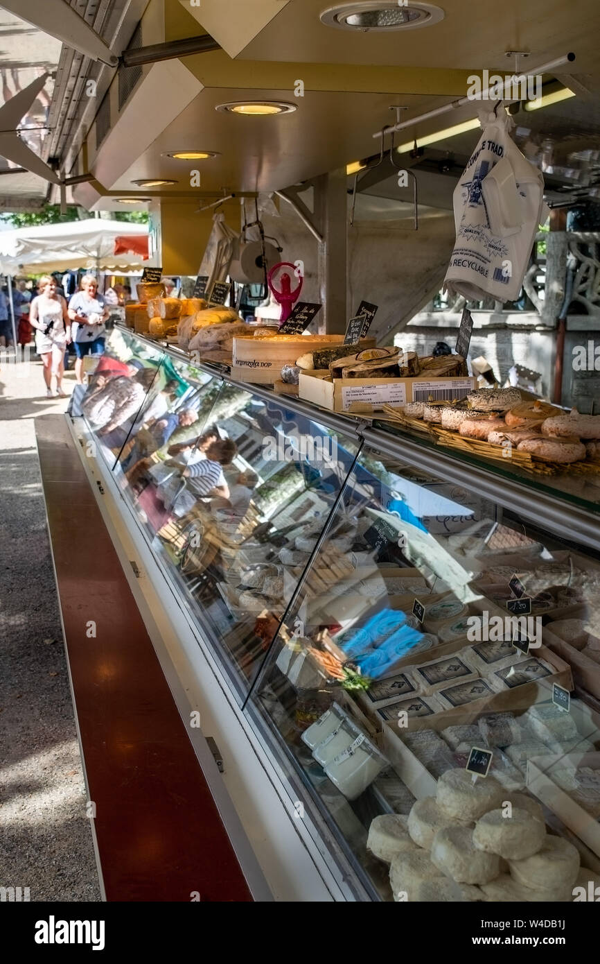 Eine bunte Auswahl an Käse zum Verkauf an einen französischen Marktstand in Lavardac Stockfoto