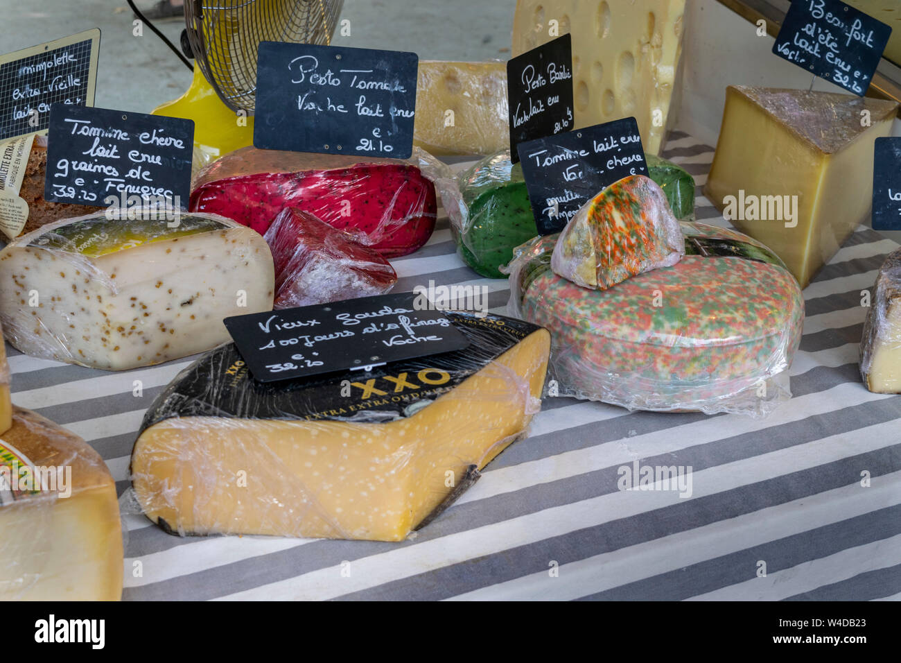 Eine bunte Auswahl an Käse zum Verkauf an einen französischen Markt in Lavardac Stockfoto