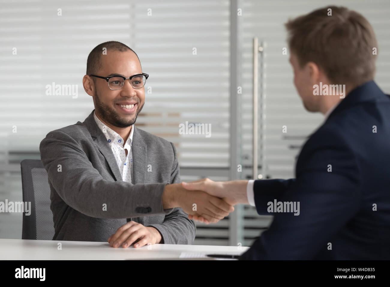 Lächelnd afrikanische amerikanische Bewerber handshake hr Arbeitgeber angestellt erhalten Stockfoto