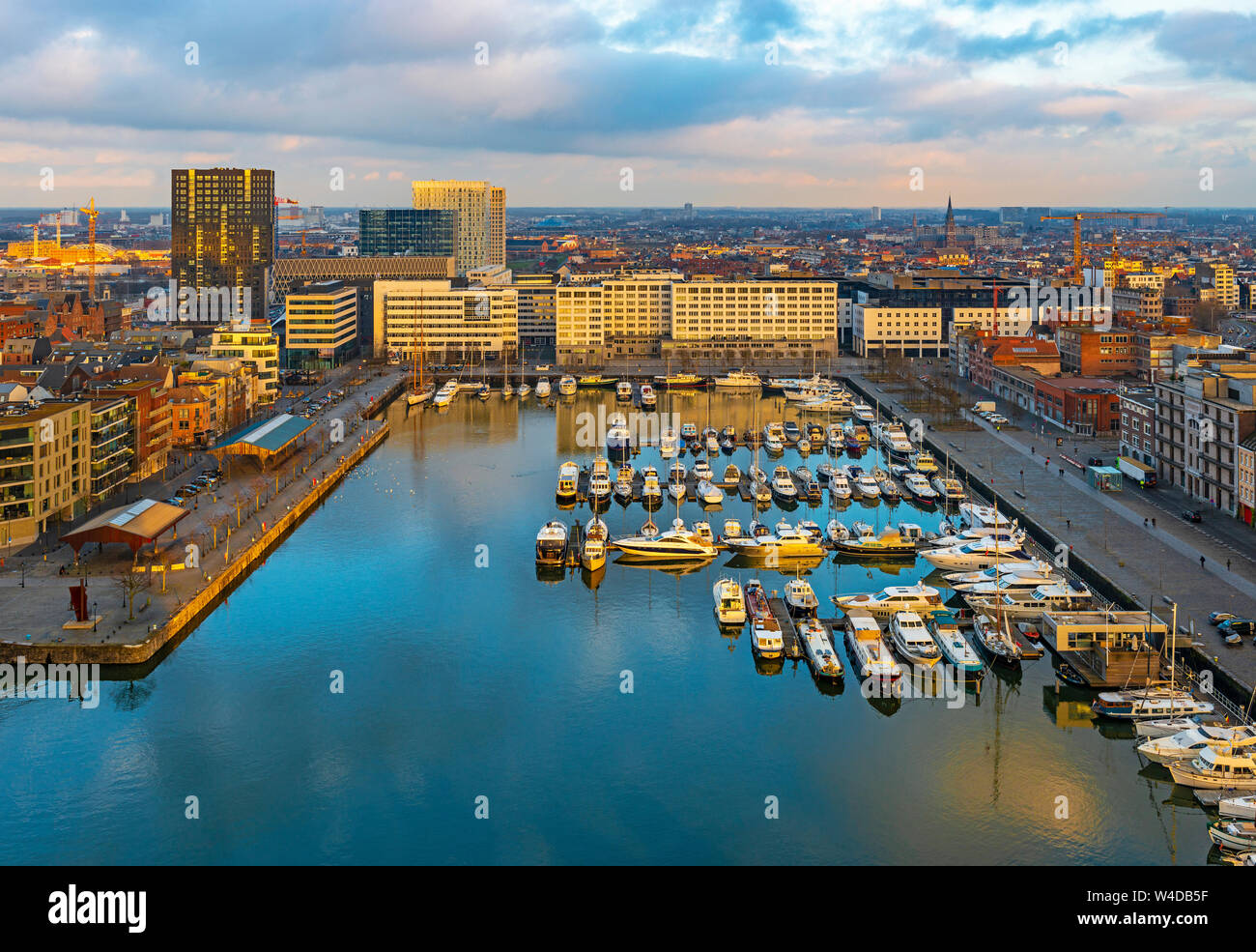 Die älteste Hafengebiet von Antwerpen Stadt namens Eilandje bei Sonnenuntergang zu benutzen als ein Jachthafen mit Strandpromenade, Provinz Antwerpen, Belgien. Stockfoto
