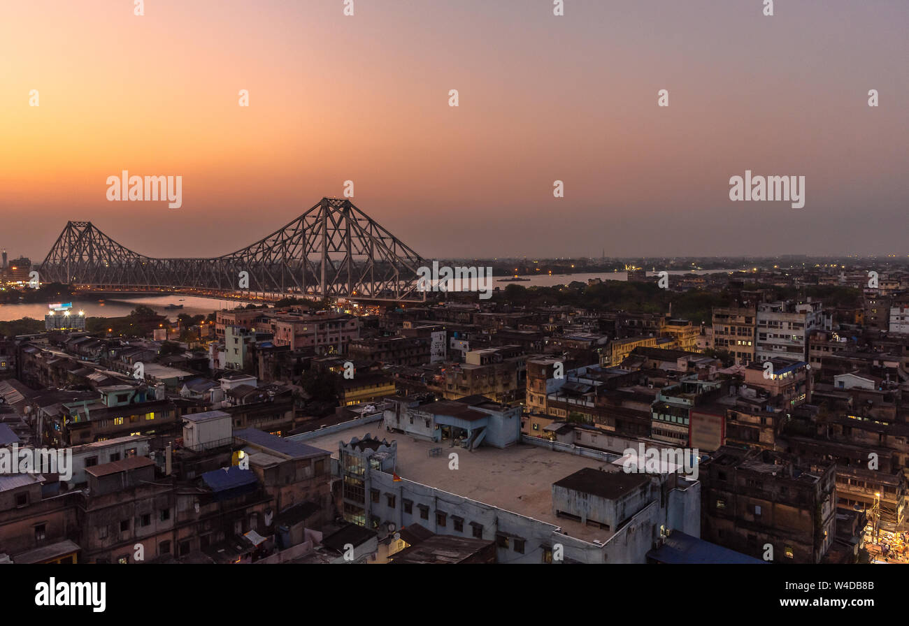 Luftaufnahme der berühmte Howrah Bridge/Rabindra Setu zusammen mit stadtbild von Kolkata Stadt. Stockfoto