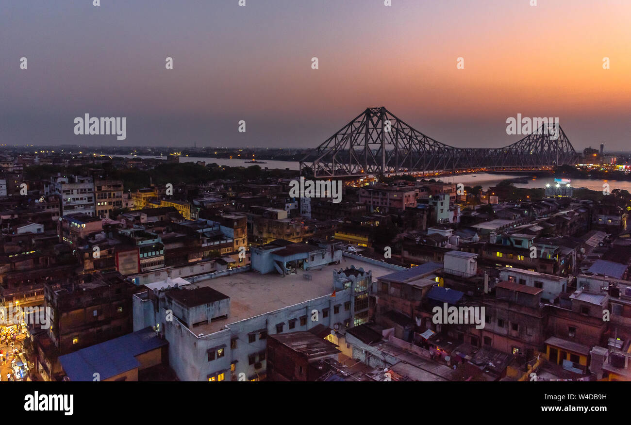 Luftaufnahme der berühmte Howrah Bridge/Rabindra Setu zusammen mit stadtbild von Kolkata Stadt. Stockfoto