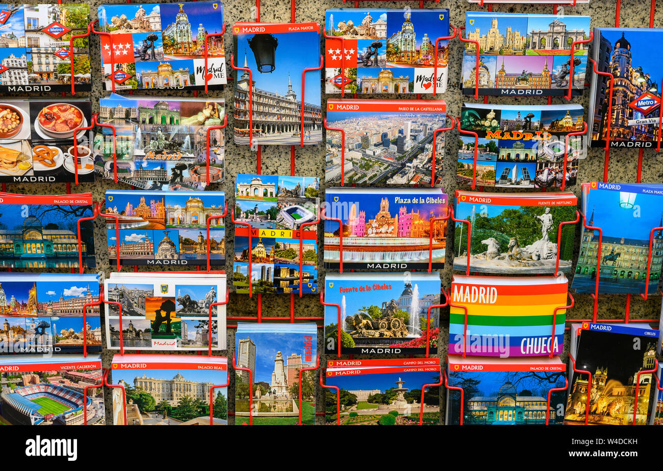 Postkarten auf Anzeige außerhalb einen Souvenir Shop in Madrid, Spanien Stockfoto