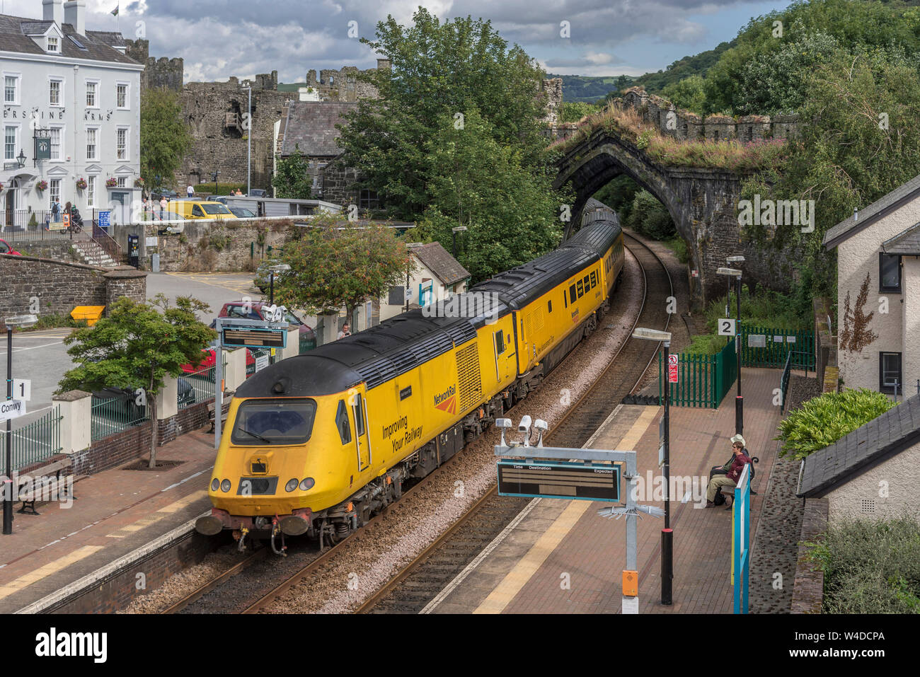 Der neue Messzug NMT HST wird durch die Conwy-Station geführt. Die fliegende oder gelbe Banane. Stockfoto