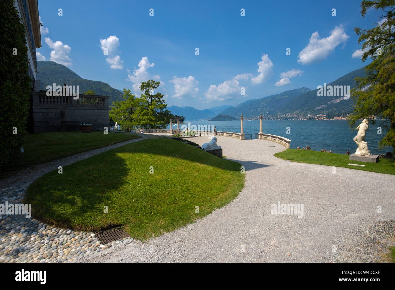 Ansicht der Villa Melzi und die Gärten in der Ortschaft Bellagio am