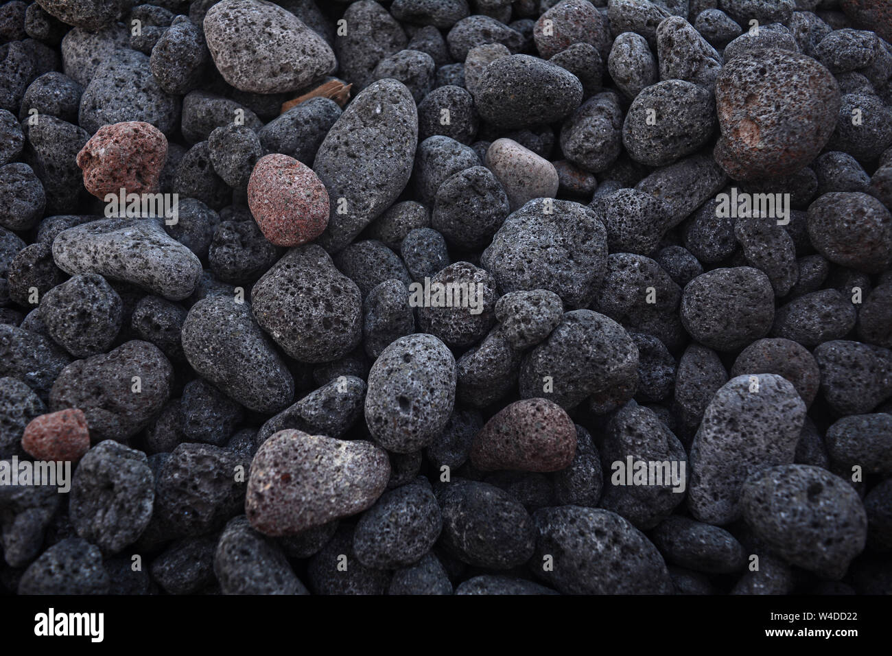 Schwarzen vulkanischen Felsen auf Stromboli Strand in Italien. Ansicht von oben, erstaunliche Hintergrund Stockfoto