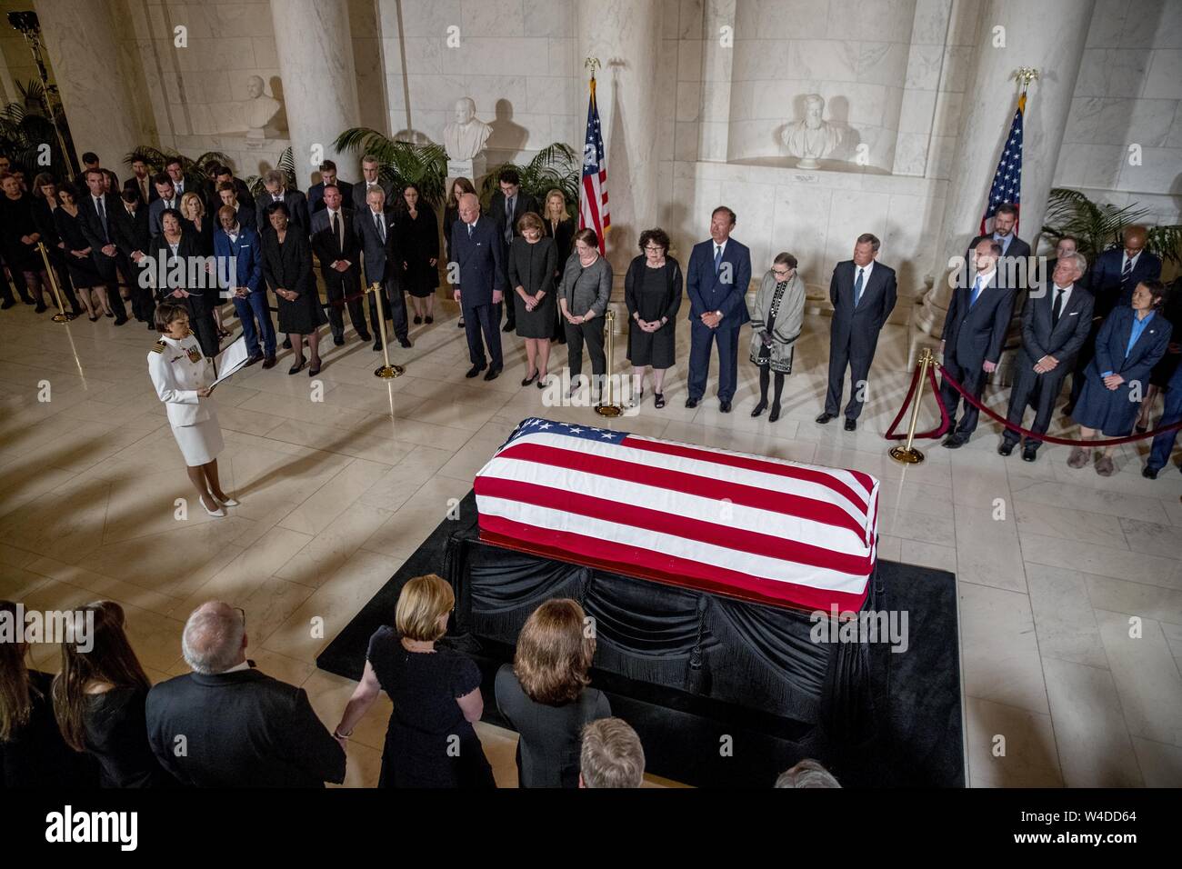 Juli 22, 2019 - Washington, District of Columbia, USA - U.S. Navy Chaplain Kapitän Judy Malana, links, von Mitte links begleitet, pensionierter Mitarbeiter Gerechtigkeit Anthony Kennedy, Ashley Kavanaugh, der Frau des Associate Justice Brett Kavanaugh, Associate Justice Elena Kagan, Associate Justice Sonia Sotomayor, Associate Justice Samuel Alito, Associate Gerechtigkeit Ruth Bader Ginsburg, und Chief Justice John Roberts, gibt einen Aufruf an einer privaten Zeremonie in der Aula der Supreme Court in Washington, Montag, Juli 22, 2019, wo spät am Obersten Gericht John Paul Stevens in der Ruhe liegt. Cre Stockfoto