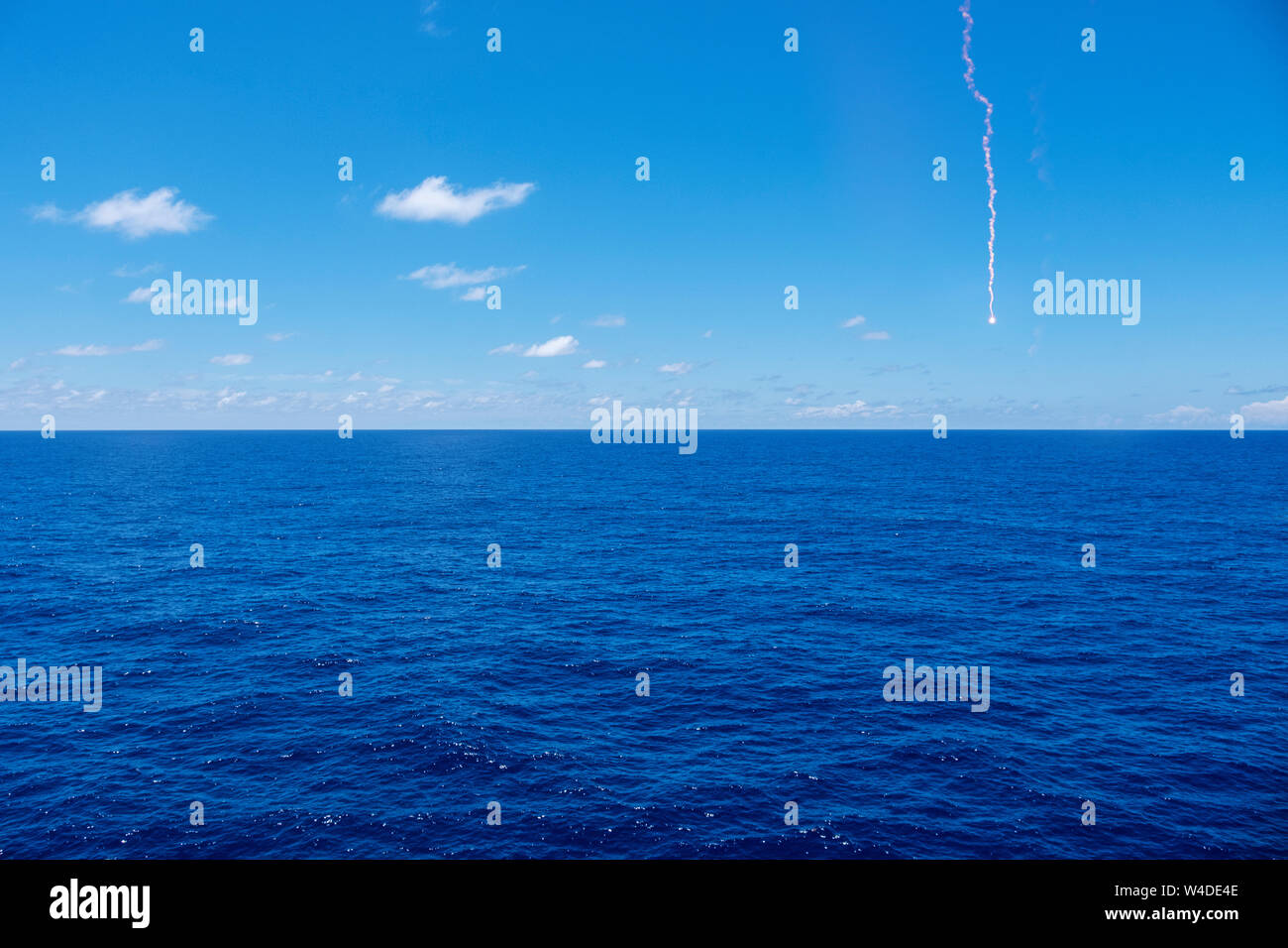 Weiten blauen Ozean mit einem notsignal über dem Horizont Stockfoto