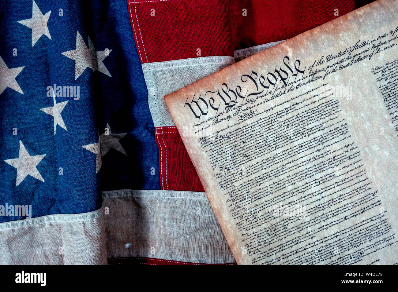 American National Flagge und Verfassung mit dramatischen Blitz Stockfoto