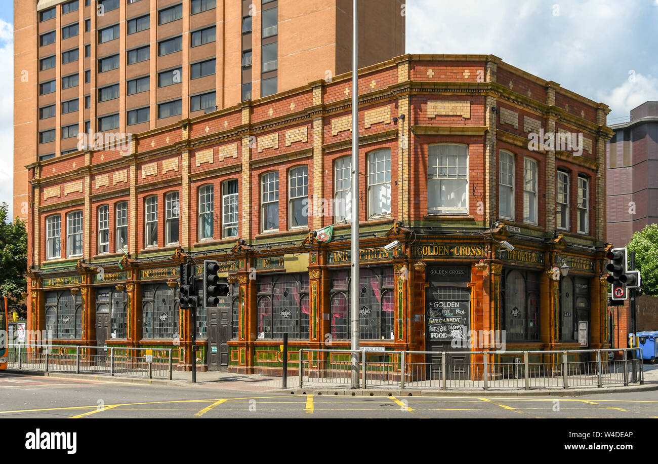 CARDIFF, WALES - Juli 2019: Außenansicht des Goldenen Kreuz, ein Wahrzeichen Public House in Cardiff City Centre Stockfoto