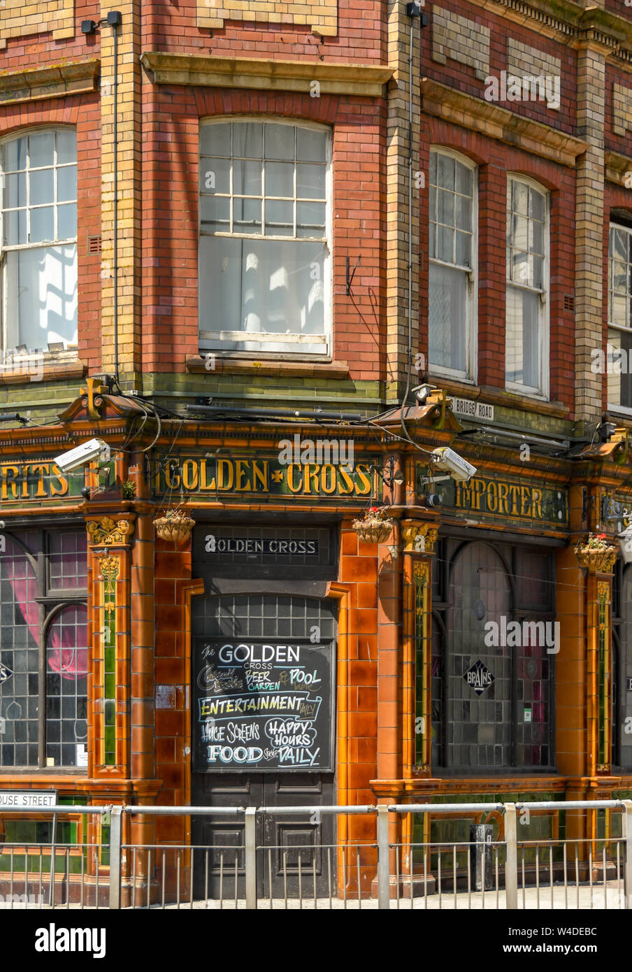 CARDIFF, WALES - Juli 2019: Außenansicht des Goldenen Kreuz, ein Wahrzeichen Public House in Cardiff City Centre Stockfoto