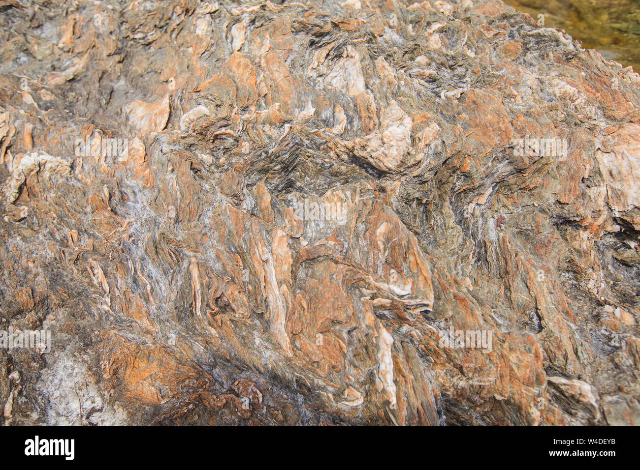 Nahaufnahme der sedimentären Felsen Oberflächenstruktur auf Meer. Stockfoto