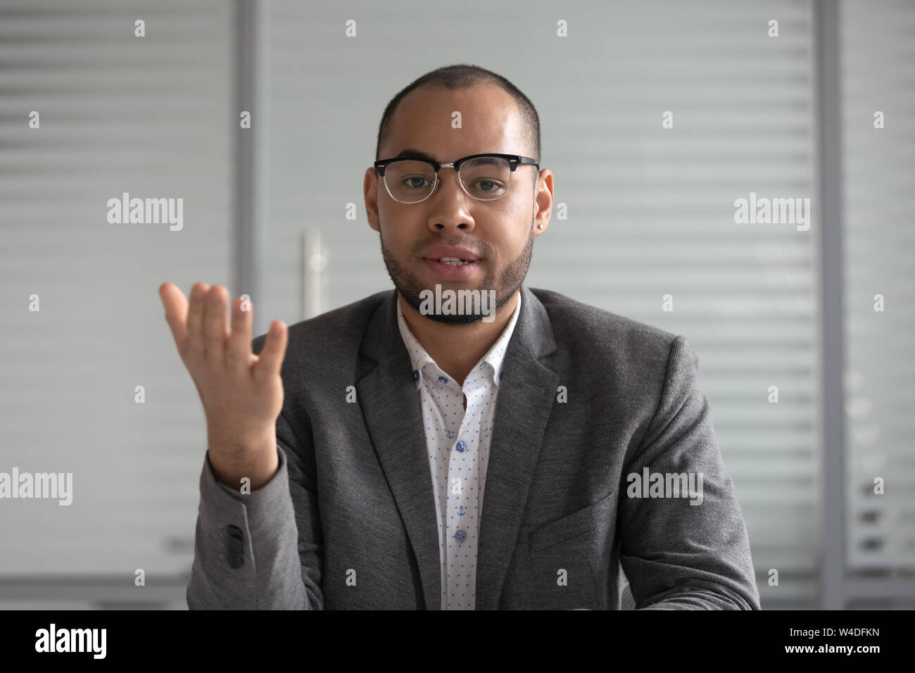 Schwere afrikanische amerikanische Geschäftsmann Unternehmer im Gespräch mit Kamera Stockfoto