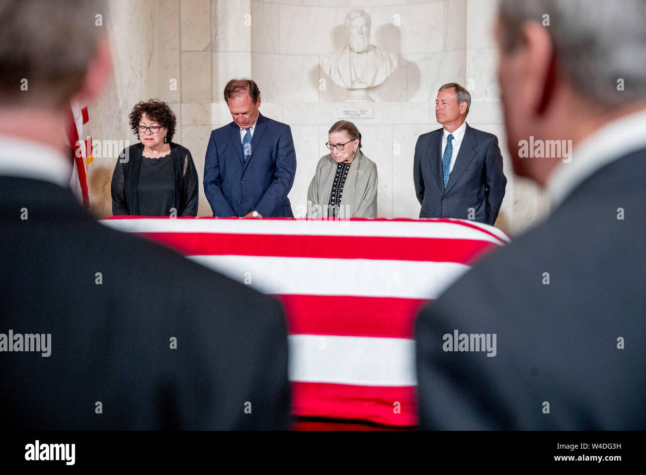 Von links, Associate Justice Sonia Sotomayor, Associate Justice Samuel Alito, Associate Gerechtigkeit Ruth Bader Ginsburg, und Chief Justice John Roberts nimmt an einem Moment der Stille während einer privaten Zeremonie in der Aula der Supreme Court in Washington, Montag, Juli 22, 2019, wo Ende der Obersten Gerichtshof John Paul Stevens in der Ruhe liegt. Credit: Andrew Harnik/Pool über CNP/MediaPunch Stockfoto