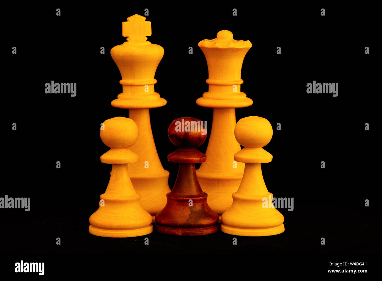 Weiße König und Königin mit gemischten Farbe schachfiguren Familie als interracial Verabschiedung Konzept. Standard Schach Holzteile auf schwarzem Hintergrund Stockfoto