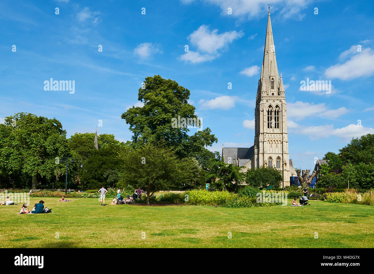 Clissold Park im Sommer, Stoke Newington, London UK, mit St Mary's Neue Kirchturm im Hintergrund Stockfoto