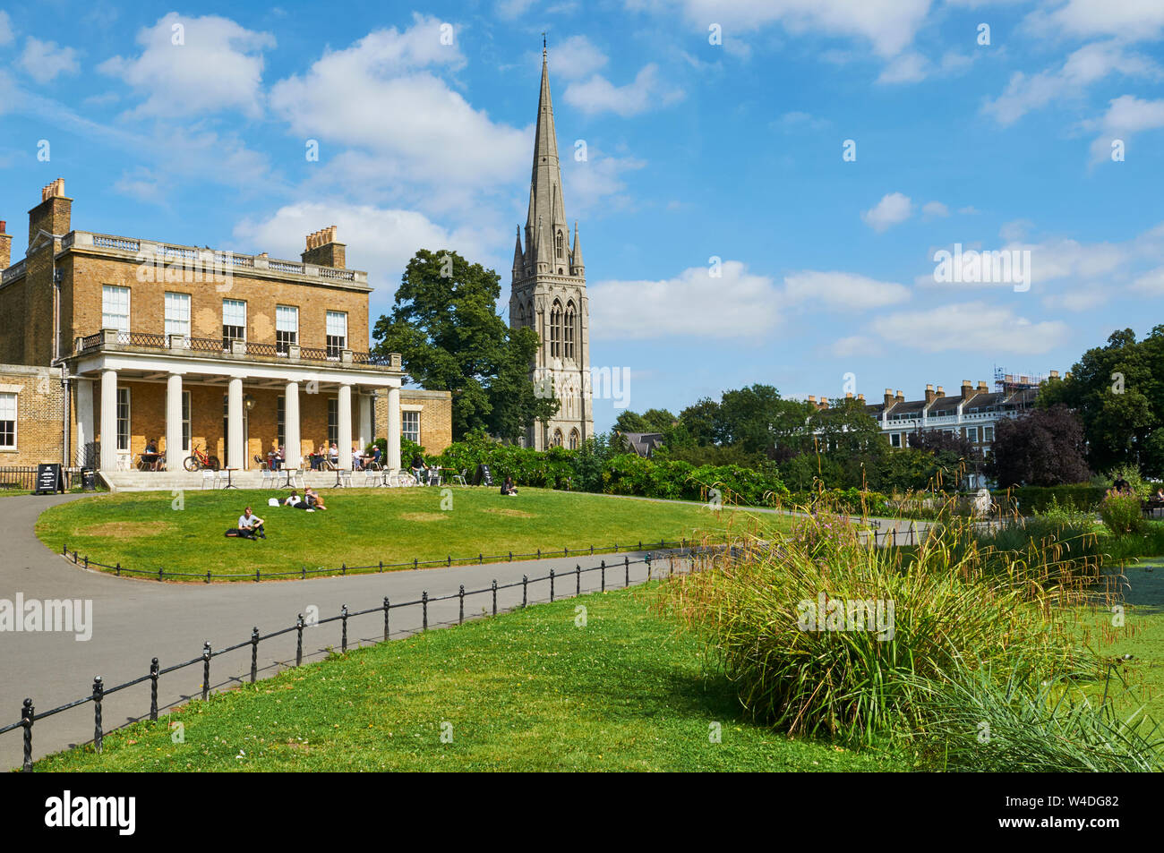 Clissold Haus in Clissold Park, Stoke Newington, London, UK, mit St Mary's Neue Kirchturm im Hintergrund Stockfoto