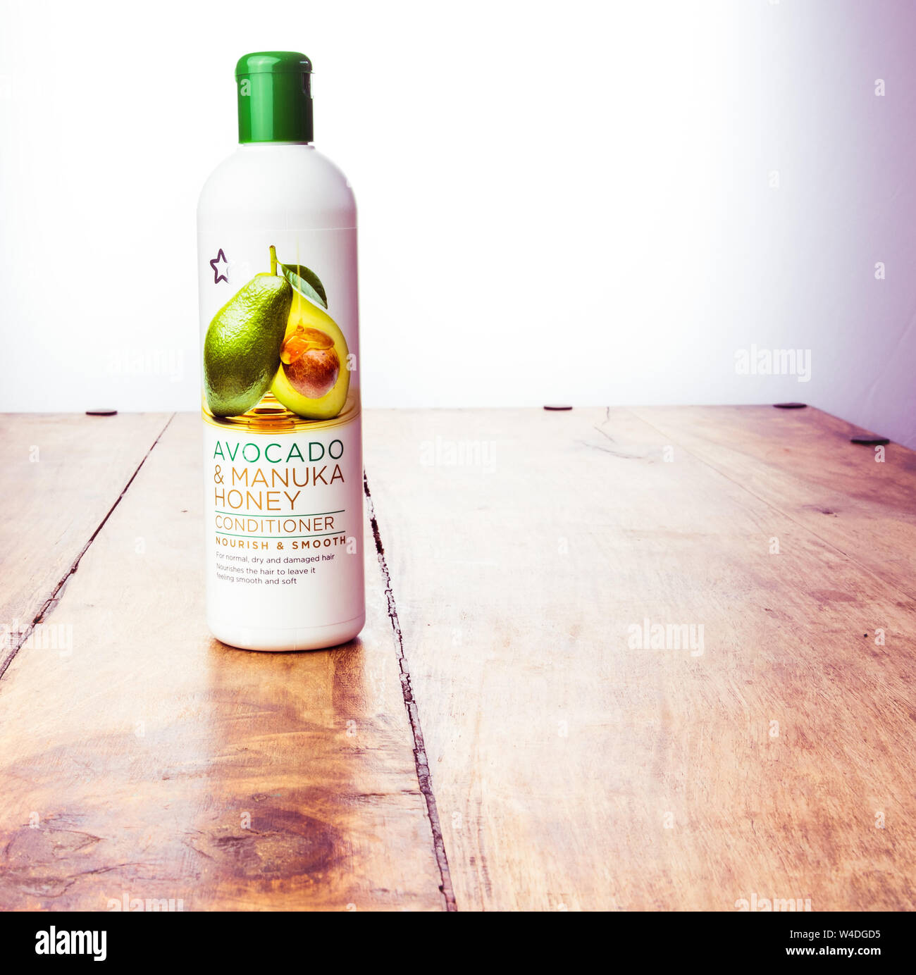 Alloa, Schottland - 17 Juli 2019: Hair Conditioner - Avocado und Manuka Honig Haar Behandlung - Schönheit Produkte für Frauen Stockfoto
