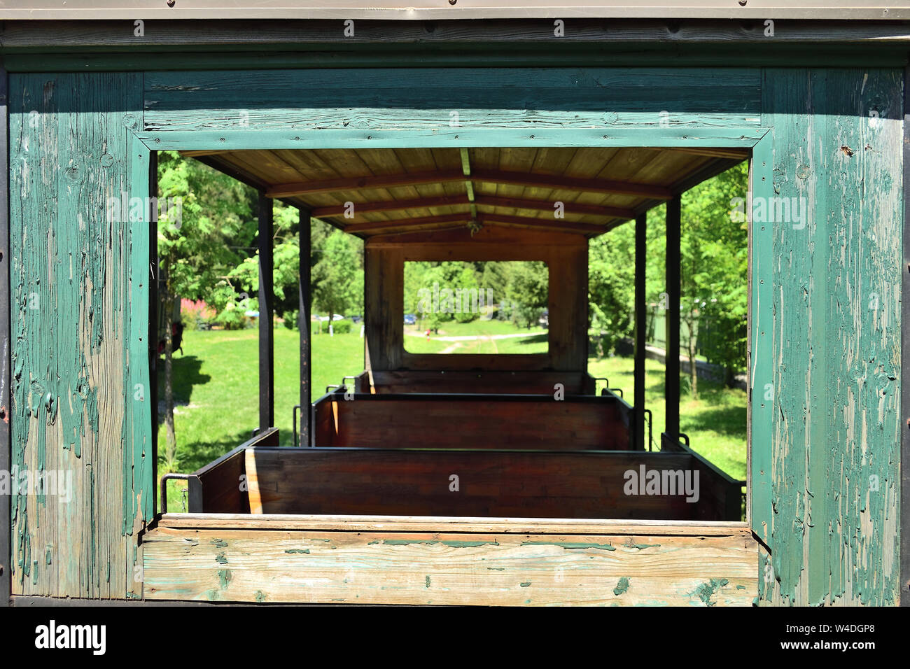 Alte Wagen wartet auf seine Passagiere - historische Bergbahn Stockfoto