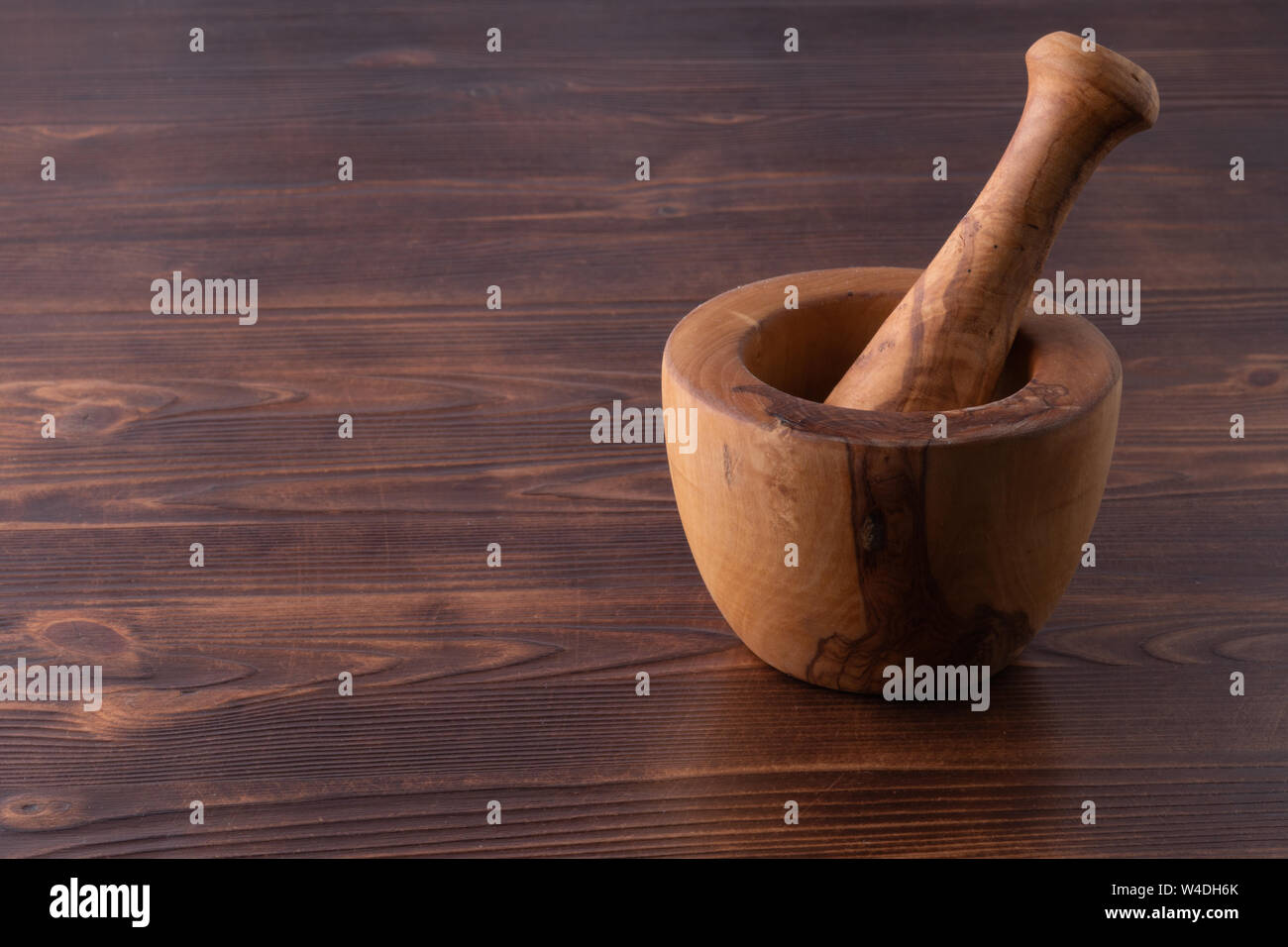 Holz- Mörtel mit Pfeffer, Low Key, Olivenholz, rustikal Stockfoto