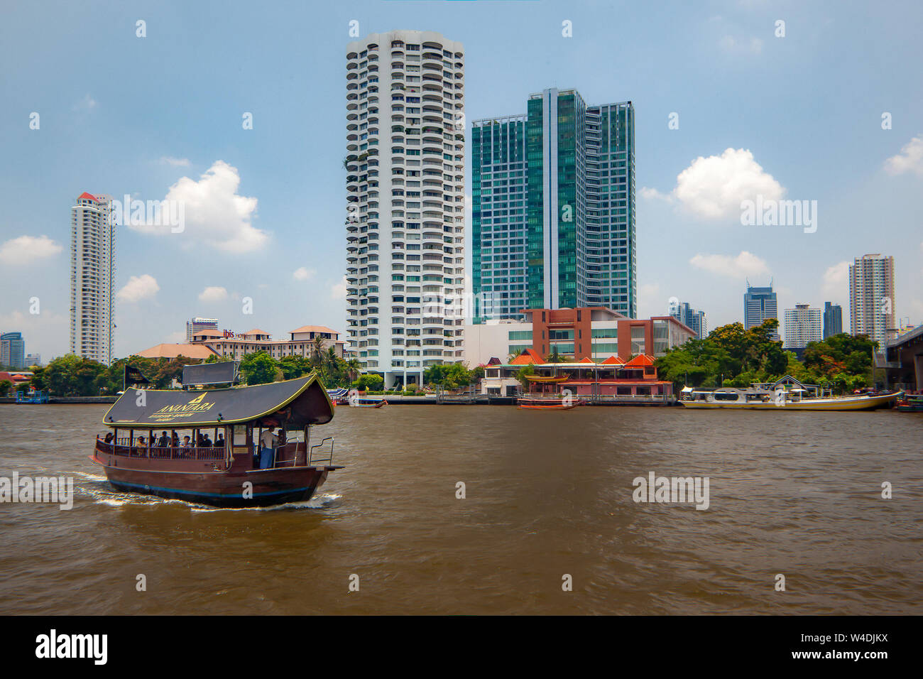 Der Chao Phraya ist der wichtigste Wasserstraße durch das Zentrum von Bangkok fließt. Tausende von Tour Boote fahren Touristen nach oben und unten es jeden Tag. Moderne Stockfoto