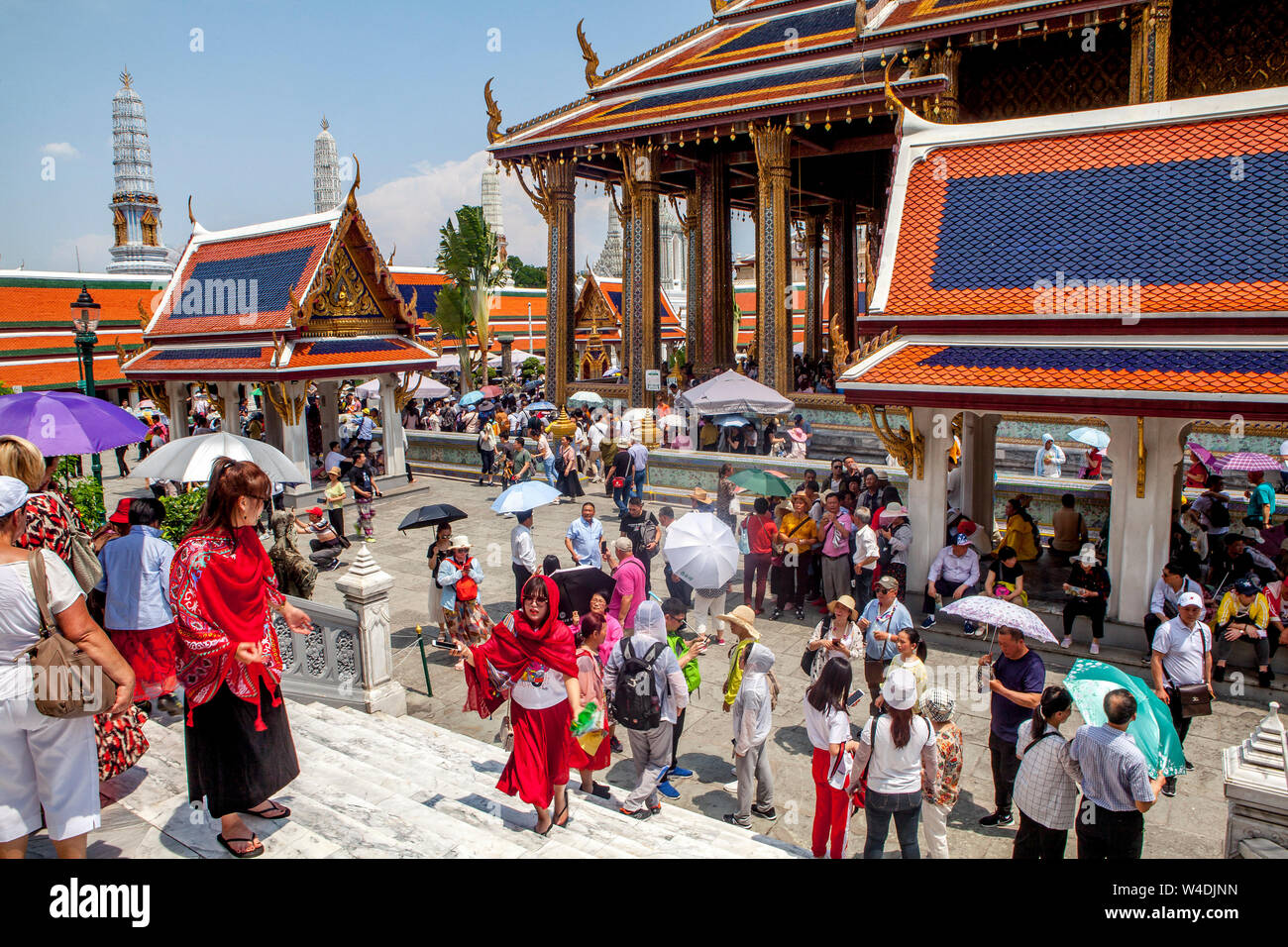 Tausende von Touristen schwärmen die Wat Phra Kaew, Tempel des Smaragd Buddha jeden Tag in Bangkok, Thailand. Stockfoto