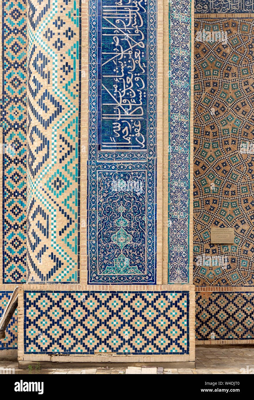 Close-up von Mosaik Wand mit der islamischen Kalligraphie bei Kosh Madrasah (Abdulla Khan Medressa), Buchara, Usbekistan Stockfoto