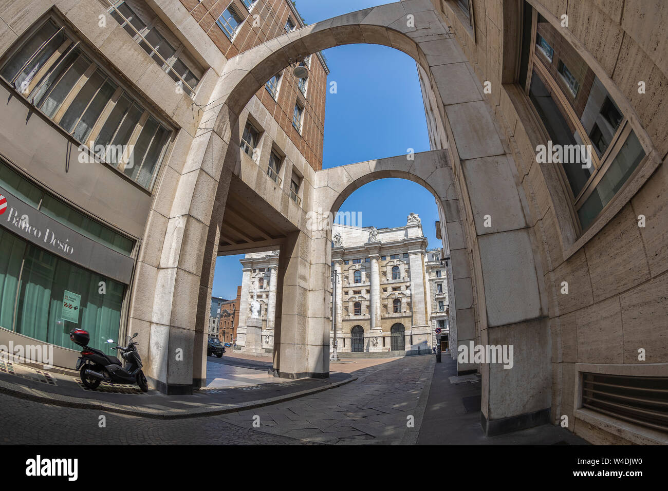 Mailand, Italien - 29. JUNI 2019: einen Eingang von der Straße auf die Piazza degli Affari mit dem Palazzo Mezzanotte auch als Palast der Börse. Stockfoto