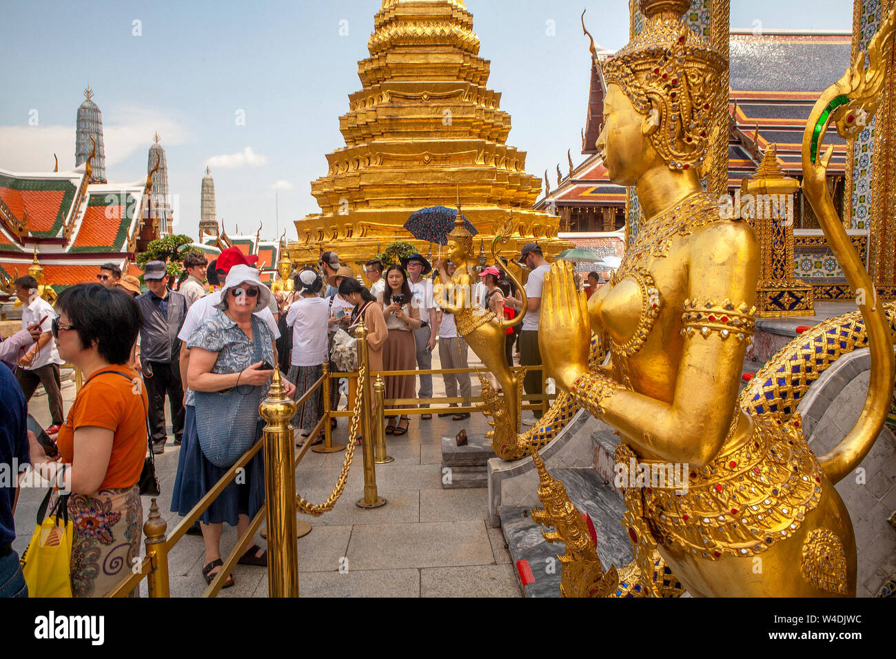 Massen von Menschen Touring der Grand Palace in Bangkok, Thailand. Stockfoto
