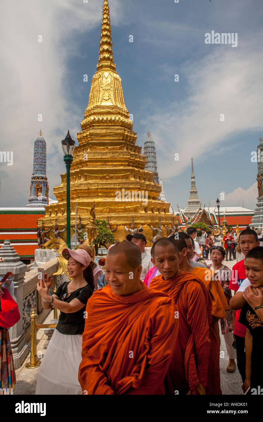 Massen von Menschen Touring der Grand Palace in Bangkok, Thailand. Stockfoto