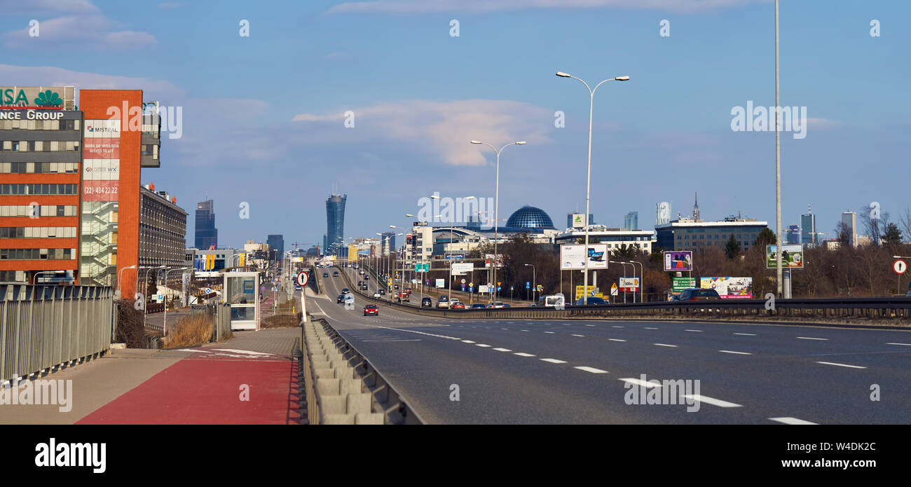 Warschau, Polen - 05.März 2017: Blick von Warschau aus der Chmielna Straße im Frühling Stockfoto