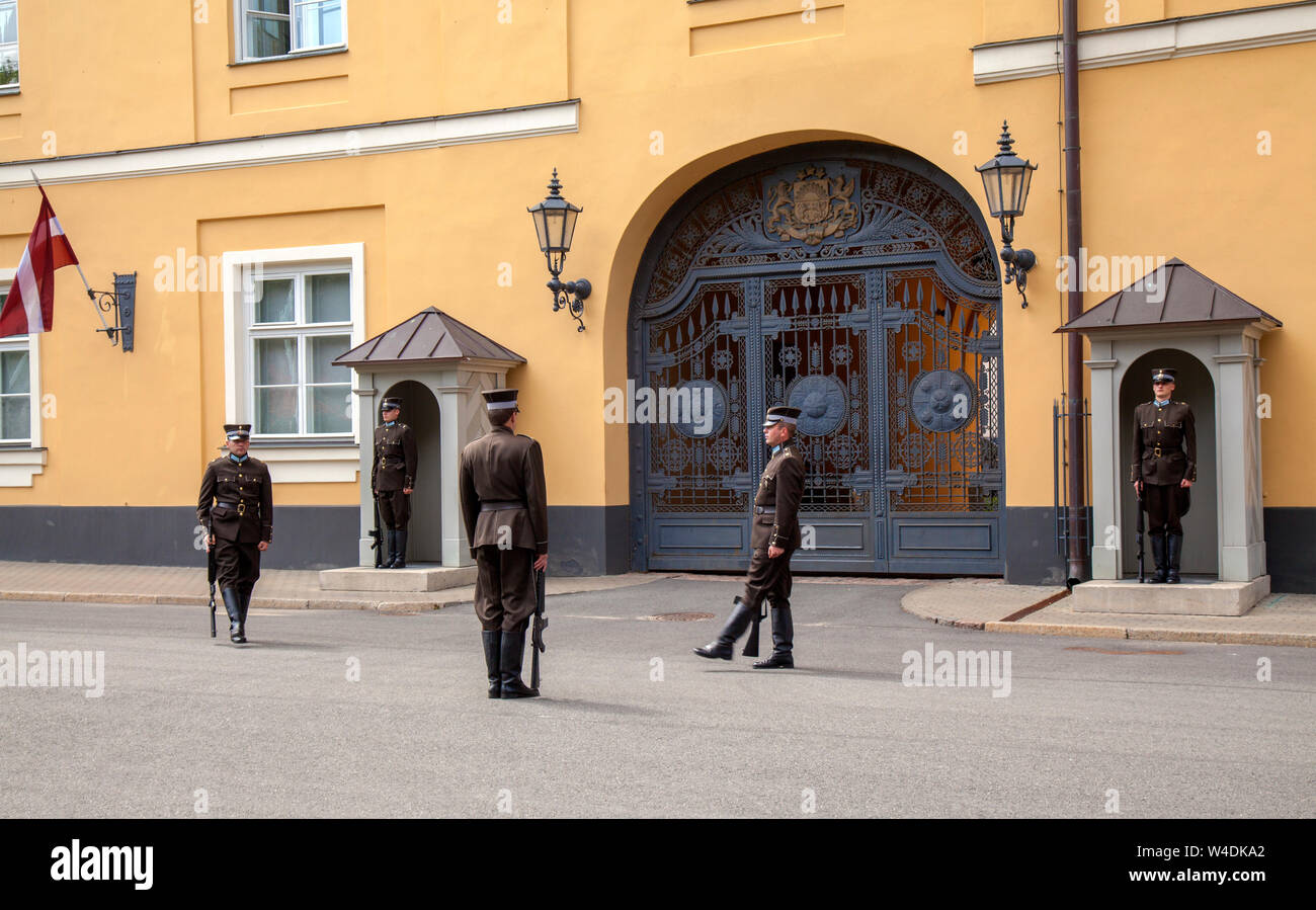 RIGA, Lettland - 15. Juli: Die Wachen verändern sich in der Vorderseite des Rigaer Schloss, heute Residenz des Präsidenten am 15. Juli, 2019 in Riga, Lettland Stockfoto