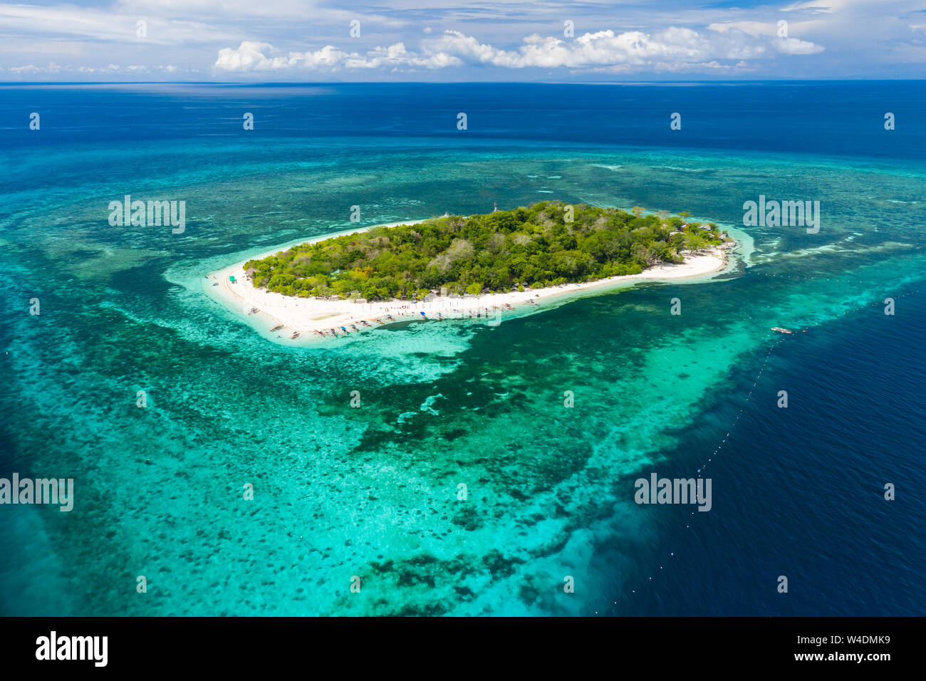 Luftaufnahme von tropischen Mantigue Island vor der Küste von Camiguin auf den Philippinen Stockfoto