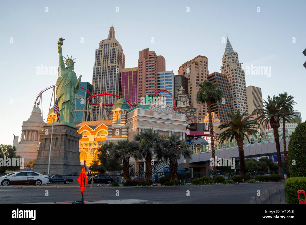 New York New York Hotel und Kasino in Las Vegas Strip bei Sonnenuntergang, mit berühmten Replik Gebäude Stockfoto