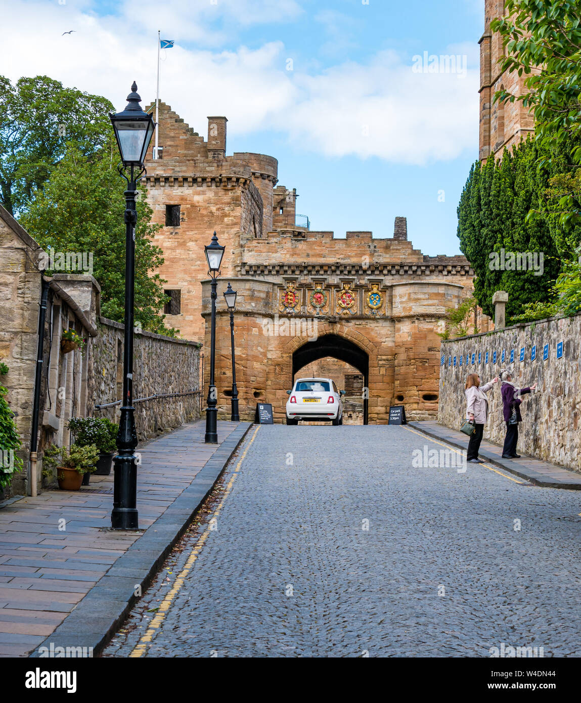 Gepflasterte Gasse Eingang Linlithgow Palace, Linlithgow, West Lothian, Schottland, Großbritannien Stockfoto
