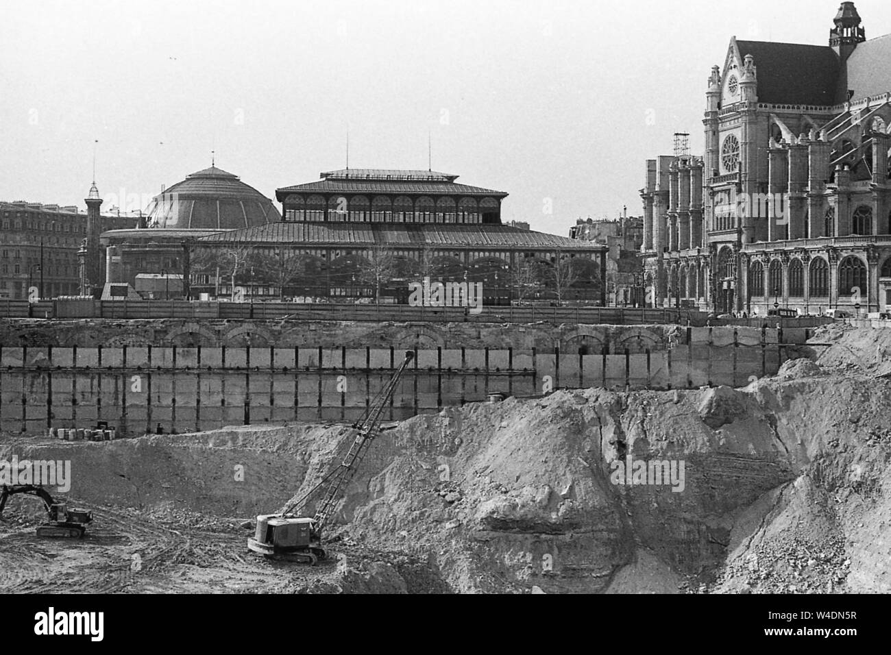 Die Pariser schauen Sie über den Bau der neuen U-Bahn-Station Les Halles, Gare de Chatelet-les-Halles, und einem neuen Einkaufszentrum, Forum Les Halles. Während der Transformation war ein Schandfleck und den Namen "Le Trou de Halles." (Les Halles Bohrung) 1971 anc 1977 abgeschlossen. Foto 1974 genommen. Stockfoto