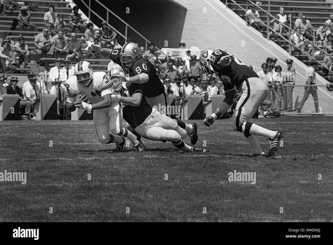 O.J. Simpson spielen mit den Buffalo Bills erhält von den Oakland Raiders 1973 gebracht. Stockfoto