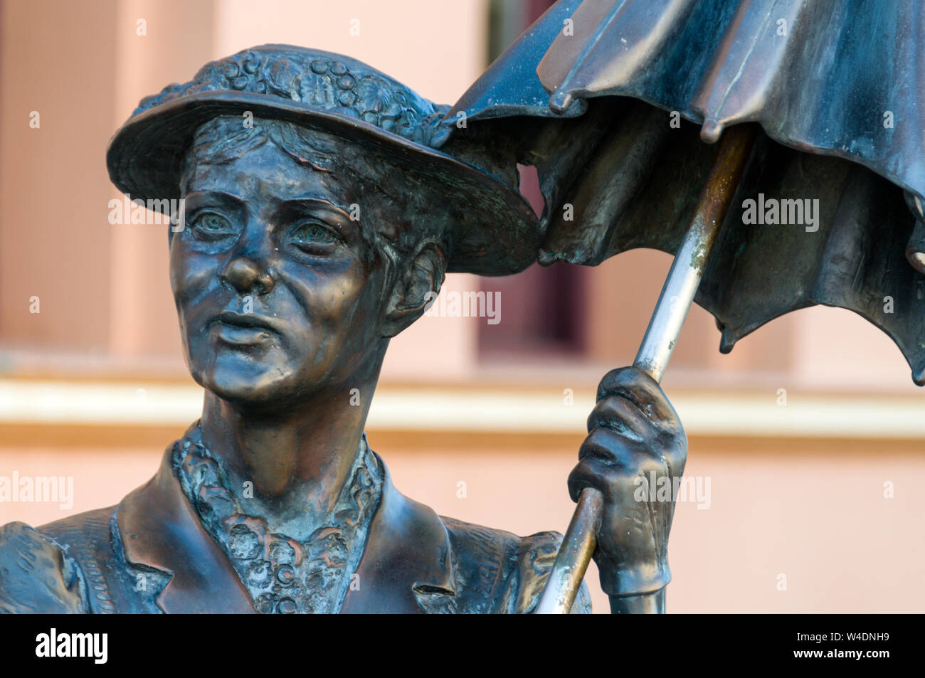 Eine Statue von Mary Poppins ausserhalb der Bank, wo der Autor, Helen Lyndon Goff, bekannt als PL Travers, in Maryborough, Queensland, Australien geboren wurde Stockfoto