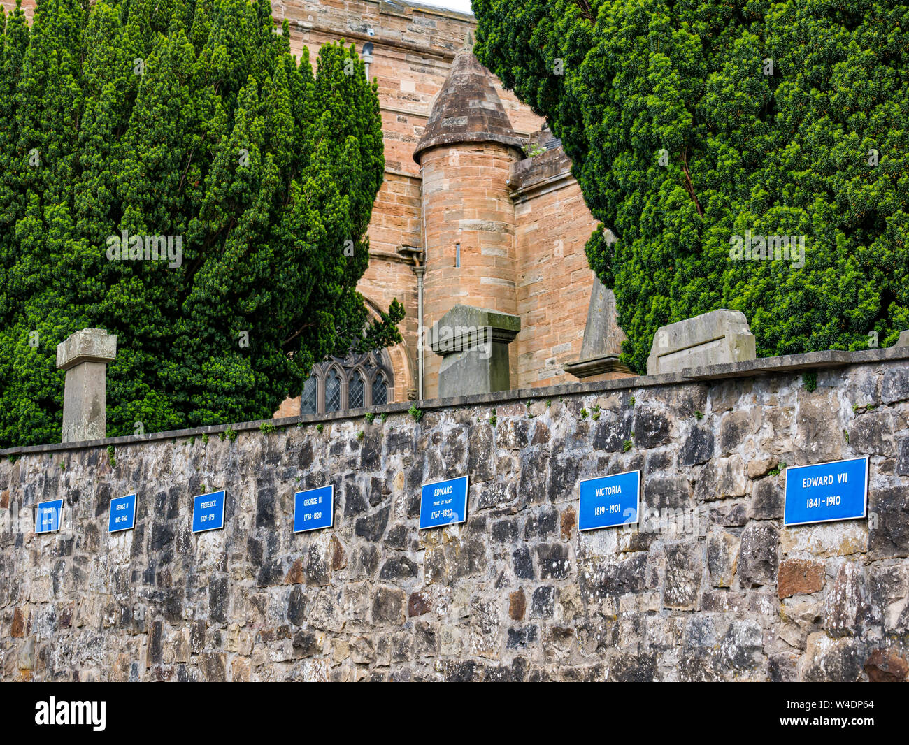 Plaketten auf Wand Benennung Großbritannien Könige und Königinnen am Eingang der Linlithgow Palace, Schottland, Großbritannien Stockfoto